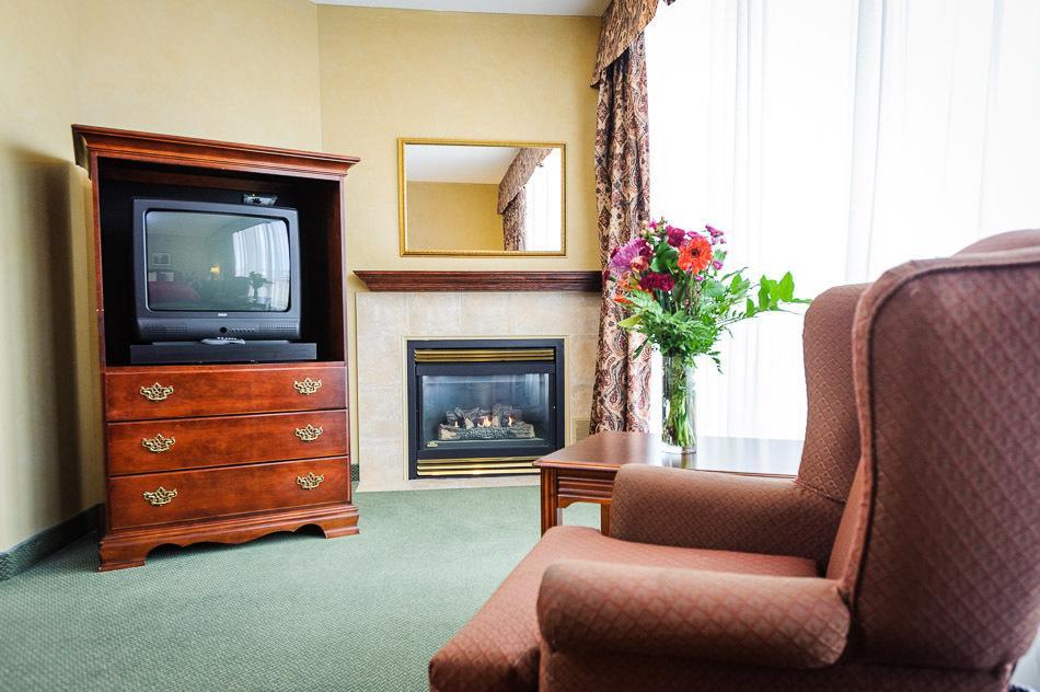 Peterborough Inn & Suites Hotel Room photo