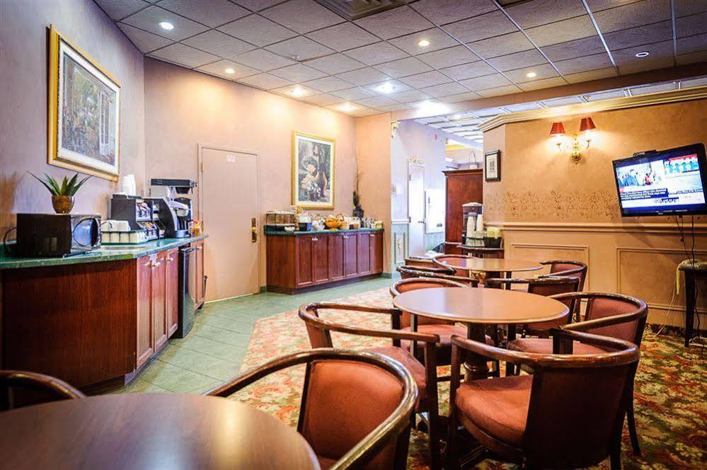 Peterborough Inn & Suites Hotel Exterior photo